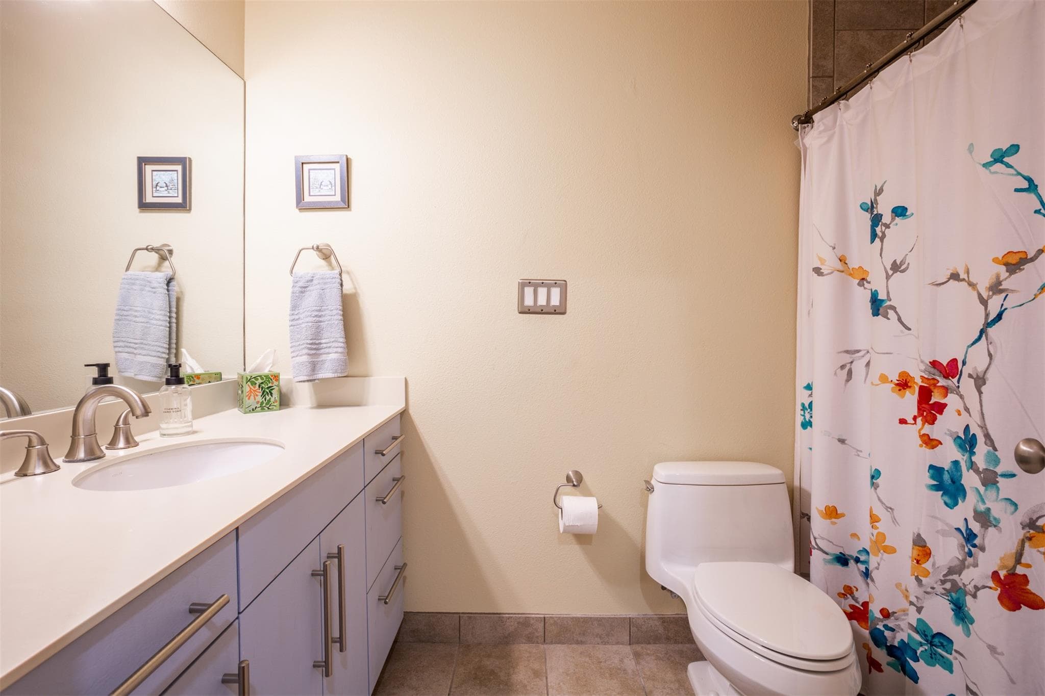 Full bath with vanity, a shower with shower curta